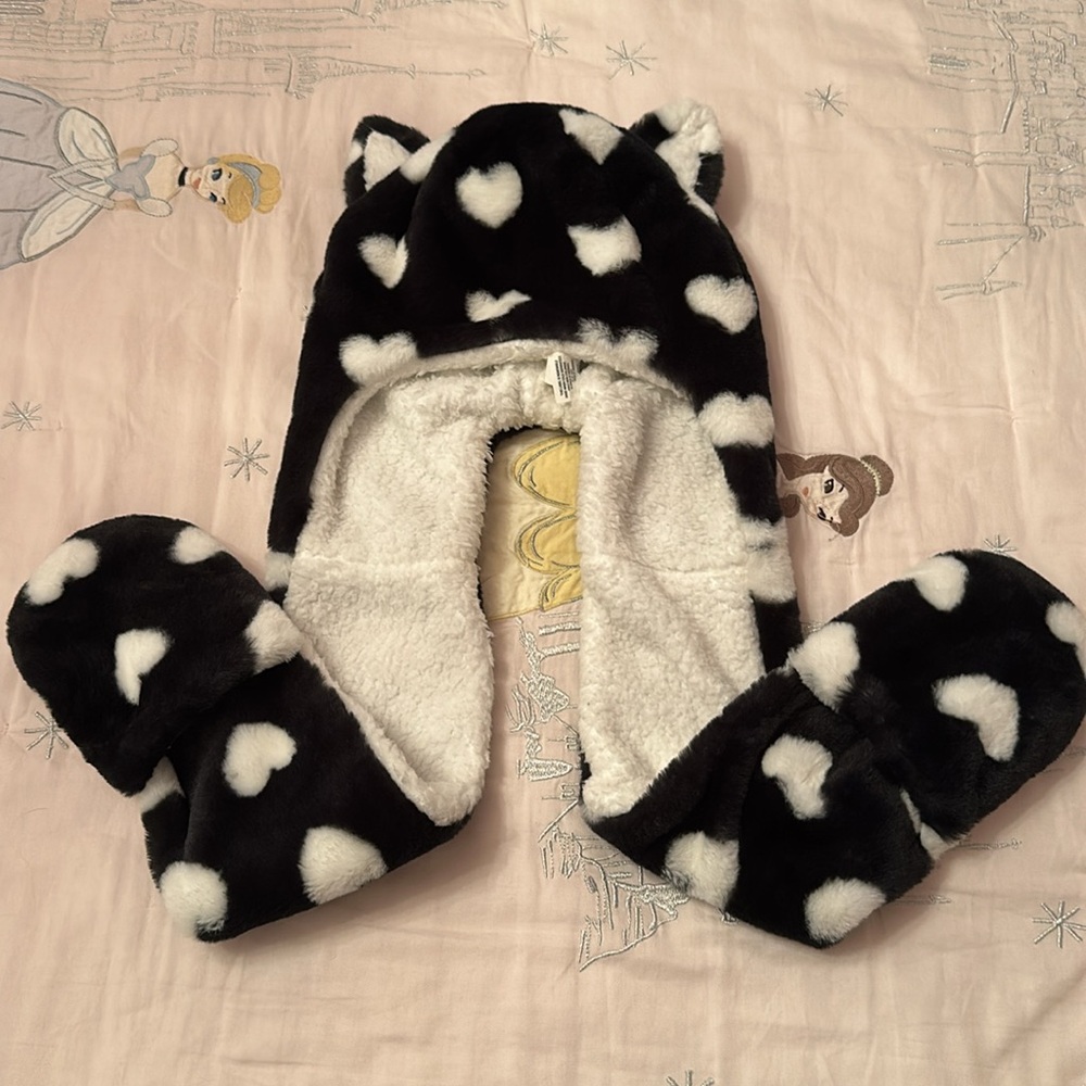 Cat & Jack Black/White Girls' Heart Snood Scarf